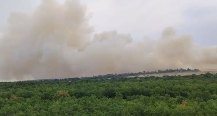 ВСУ выпустили по Луганску 12 ракет: горит сухая трава, цистерны с топливом, есть попадание в частный сектор