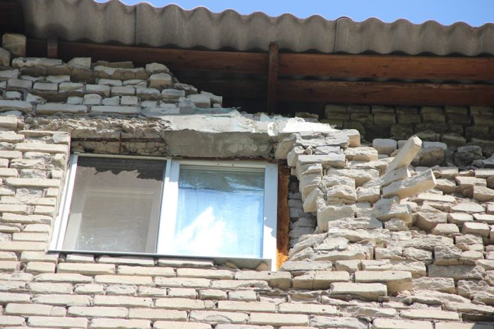 Упадёт - не упадёт: о состоянии дома в Молодогвардейске, который рушится