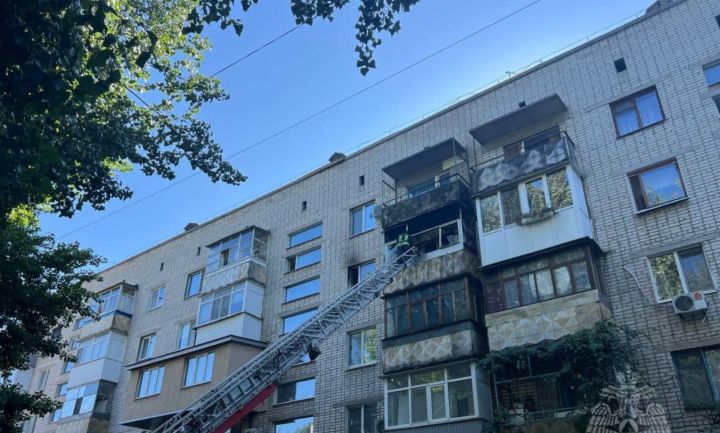 Спасатели эвакуировали жильцов из луганской многоэтажки: пострадала 83-летняя пенсионерка