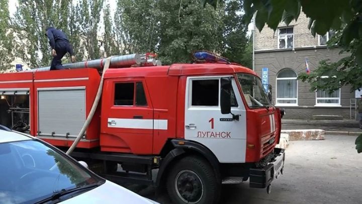 МЧС ЛНР ликвидировало масштабное возгорание в Краснодонском районе: горели жилые дома