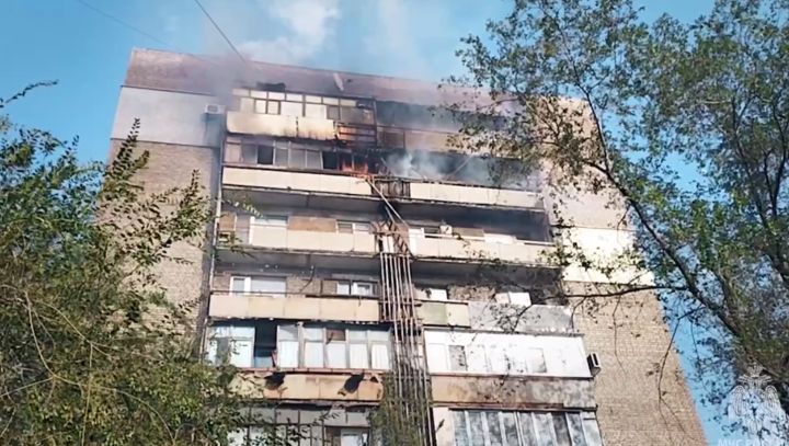 В одном из городов ЛНР в многоэтажке горели несколько этажей: спасатели эвакуировали жильцов