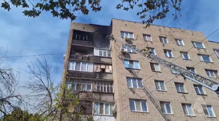 В Луганске на пожаре в многоэтажке спасли подростка