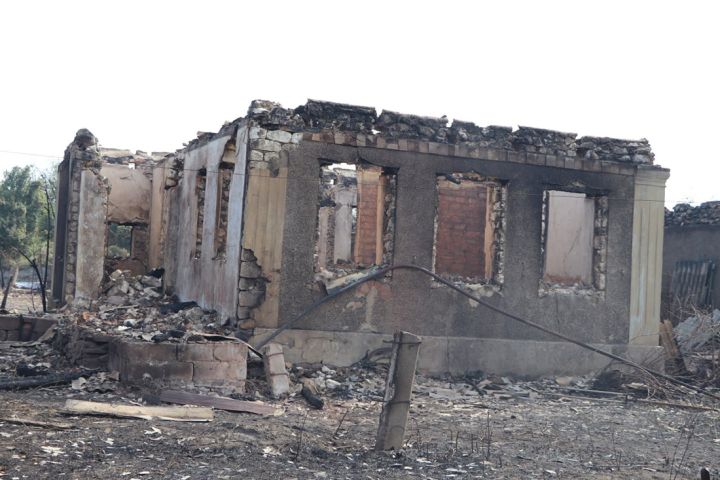 Целый час своими силами отбивались от огня: последствия пожара в посёлке Семейкино Краснодонского района