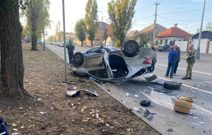 Превышение скорости едва не закончилось трагедией: в Луганске по главной улице перевернулось авто