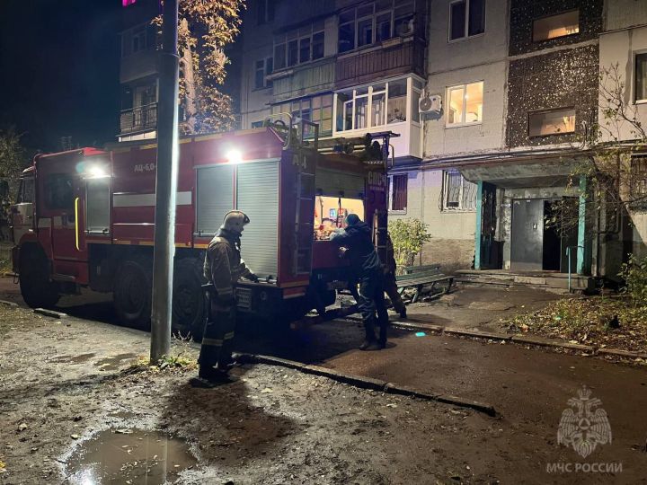 В Луганске на пожаре в многоэтажке спасли двоих жителей: они оказались в огневой ловушке