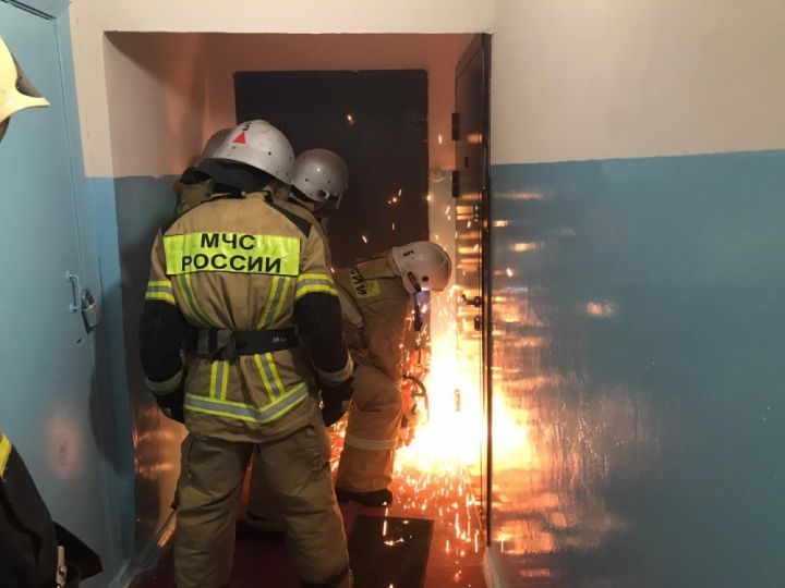 В Алчевске 81-летняя женщина едва не скончалась в запертой квартире: понадобилась помощь спасателей