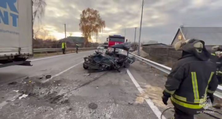 «Жигули» попали под фуру в одном из районов ЛНР: на месте ДТП образовалась огромная пробка