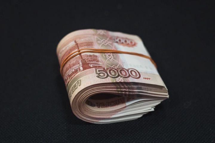 Стало известно, кто получит январские зарплаты, премии и иные выплаты в декабре