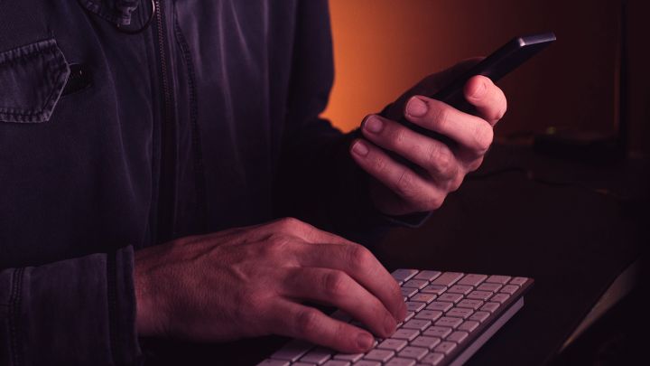 Лишился более 5,5 млн рублей: пенсионер из Луганска отдал банковским мошенникам свои деньги и сбережения жены