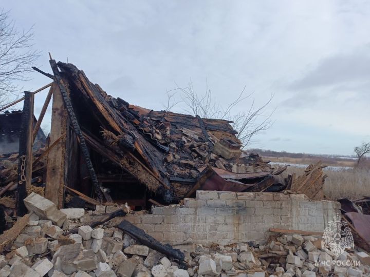 Захотела сэкономить на электричестве – получила пожар: в ЛНР из-за «жучка» в счётчике сгорел летний дом