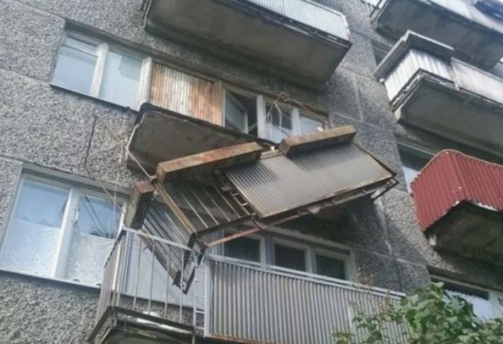 В Луганске в многоэтажном доме обрушился балкон, на котором находился мужчина