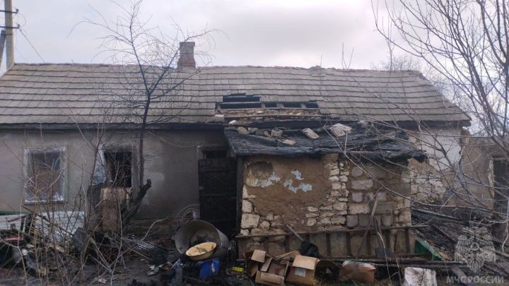 Неисправная проводка едва не убила луганчанку: дом восстановлению не подлежит, а женщина в тяжёлом состоянии