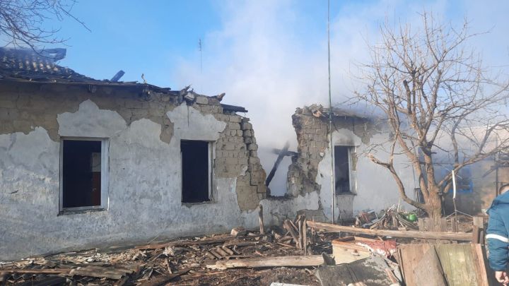 В Донецком из-за артобстрела сгорел дом барачного типа
