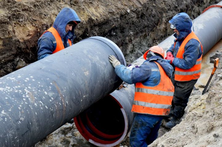 После трёх суток ремонта возобновлена подача воды на Свердловск: кто первый её получил?