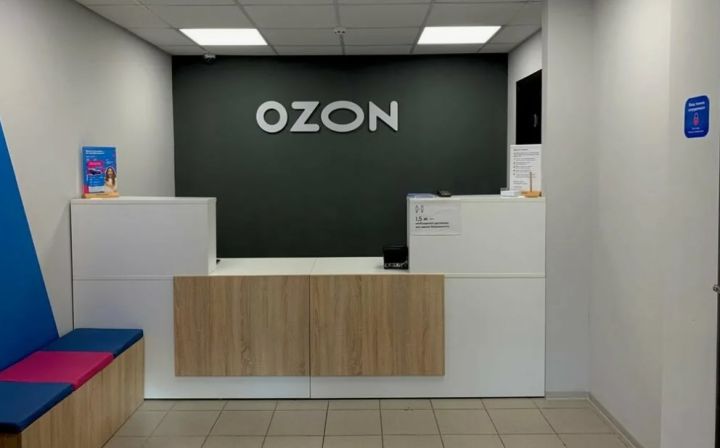 В ЛНР сотрудница ПВЗ украла у пенсионера деньги, когда он попросил оформить ему заказ