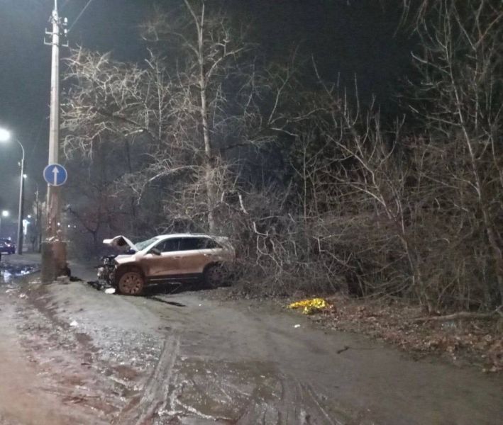 Влетел в столб, лишился машины и получил штрафы: 20-летний бесправник в ЛНР совершил жёсткое ДТП