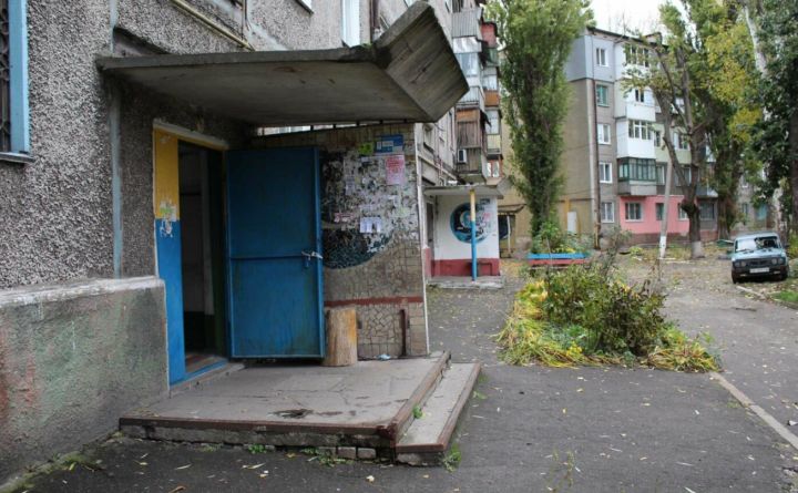 Прокуратура ЛНР нашла виновного в обрушении козырька с подъезда на молодого парня: его ждёт суд