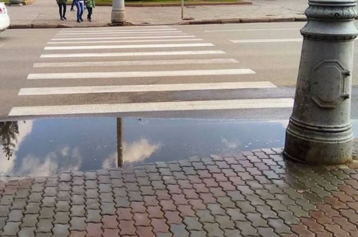 В Стаханове коммунальщики вырыли ливнёвку прямо в асфальте, что привело к травматизации населения