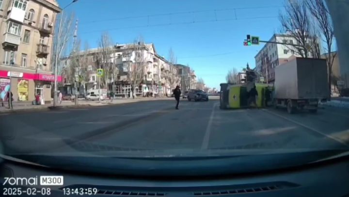 В Луганске столкнулись иномарка и «скорая»: реанимацию от удара перекинуло на бок