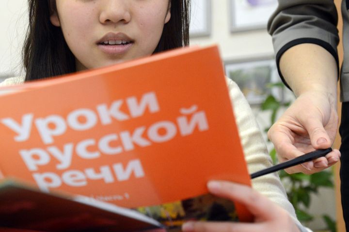 Больше никаких английских табличек: в России одобрен закон о защите русского языка