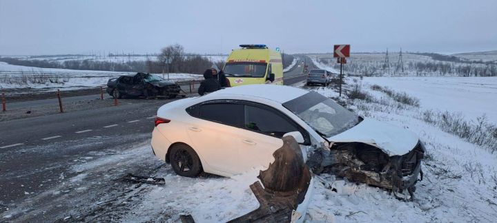 В ЛНР женщина-водитель спровоцировала ДТП: авто сильно повреждены, пострадали пассажиры