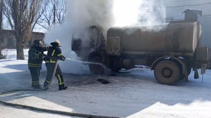 В одном из городов ЛНР горел грузовик: спасатели смогли спасти и водителя, и авто