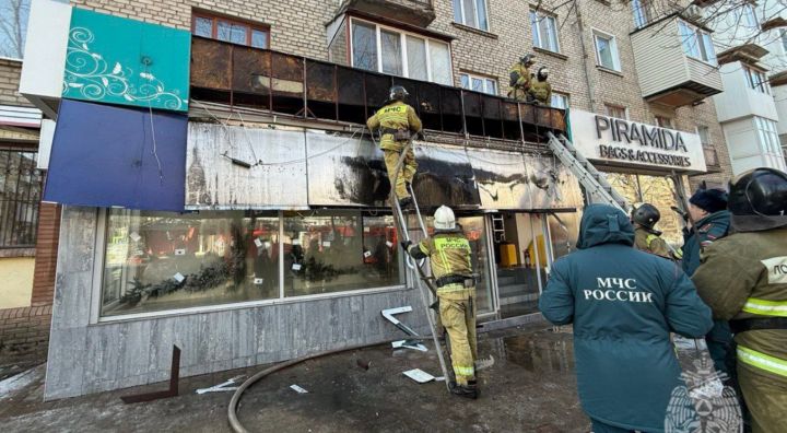 В центре Луганска из-за замыкания проводки едва не сгорел магазин одежды