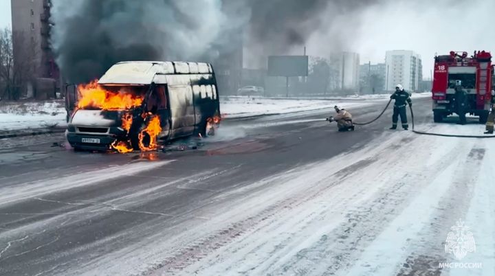 На дороге ЛНР во время движения загорелось авто: водитель выбежал в последний момент