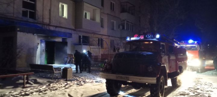 В ЛНР на пожаре в многоэтажке эвакуировали трёх человек: неосторожное обращение с огнём едва не привело к трагедии