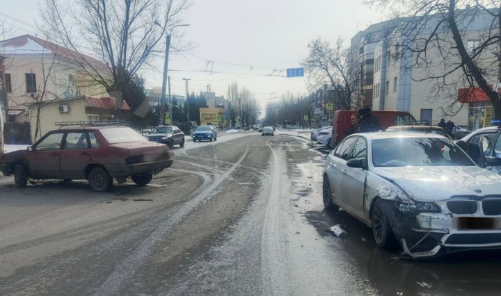 На дороге в ЛНР из-за невнимательности водителя столкнулись два авто: пострадал ребёнок, которого увезла скорая
