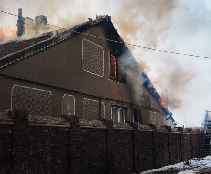 ВСУ атаковали дроном жилой дом в Сватово: пожар, вспыхнувший внутри, уничтожил строение