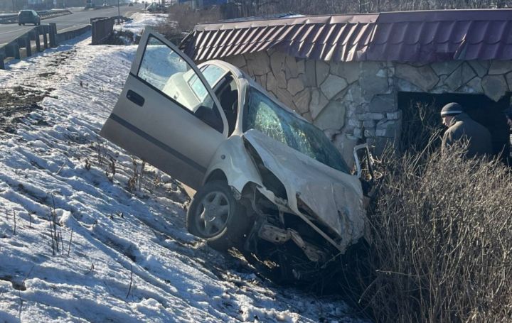 Влетевшая в хозпостройку иномарка и разорванная пополам «шестёрка»: самые резонансные ДТП в ЛНР, случившиеся за выходные