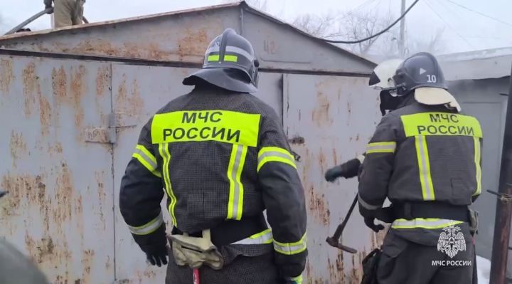 В Ровеньках из-за короткого замыкания едва не сгорел гаражный кооператив: спасатели отбили автомобили от огня