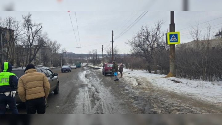 В Краснодоне водитель на скорости сбил женщину с ребёнком, идущих по обочине