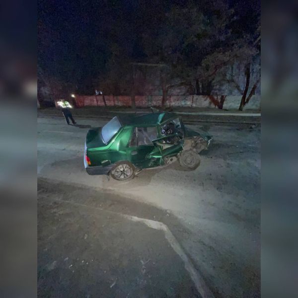 Машину смяло пополам: бесправник устроил ДТП в Луганске, есть пострадавший