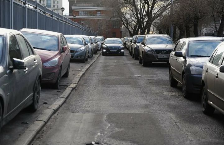 Луганчан попросили не парковать автомобили вдоль одной из улиц города