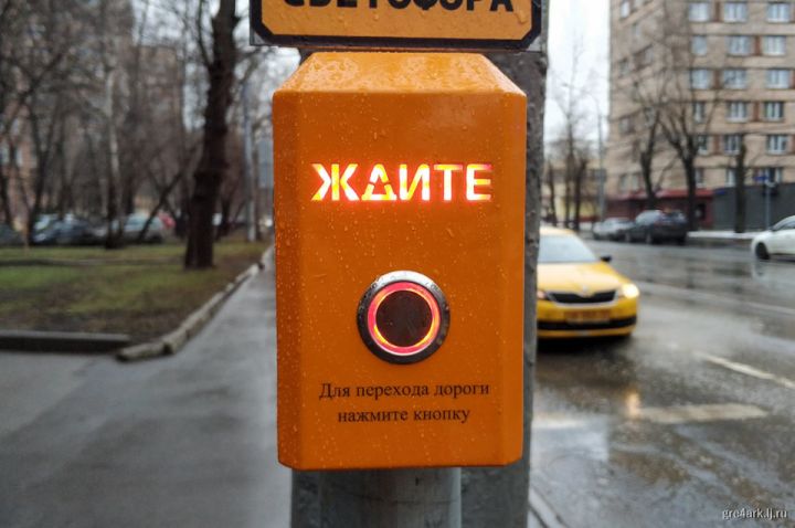 В Луганске всё чаще вандалы портят светофоры с кнопками