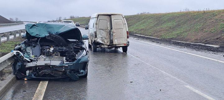 Авария в непогоду едва не привела к трагедии: в ДТП у Краснодона пострадали двое детей