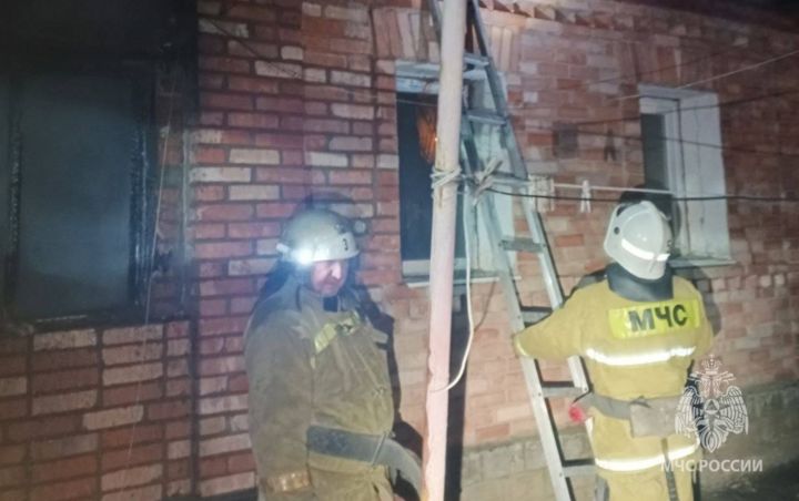 Покурили в доме и едва не лишились жизни: в Луганске спасатели вызволили людей из горящего дома
