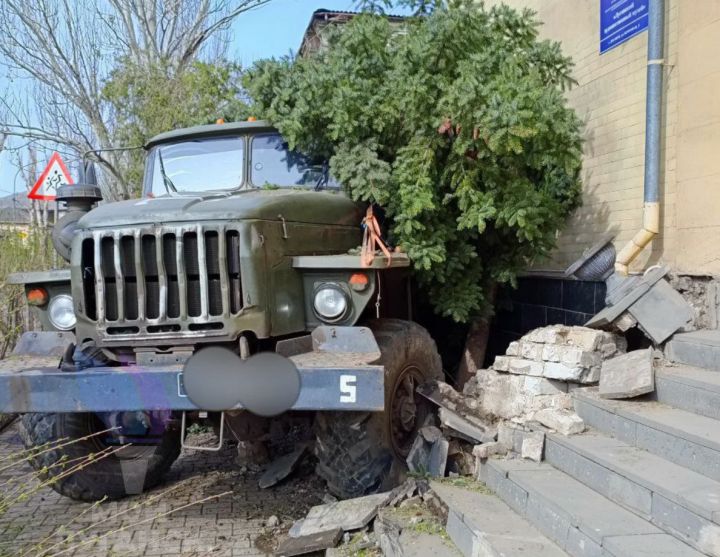 В Луганске грузовик врезался в здание художественного музея, повредив его фасад