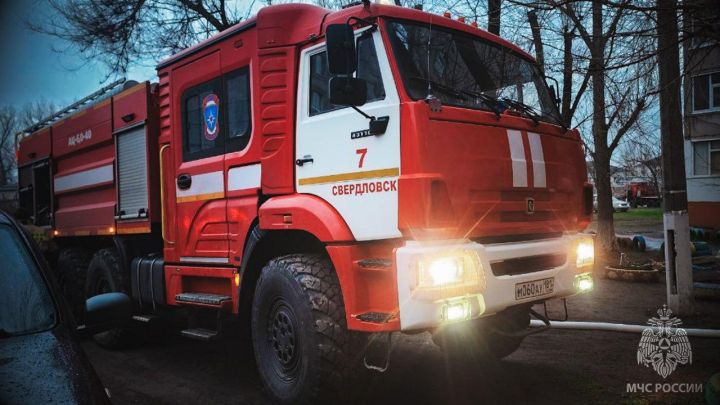 В Свердловске горела квартира в одной из многоэтажек: погиб человек