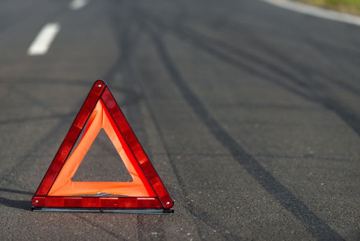 В центре Луганска автобус потерял управление и врезался в столб