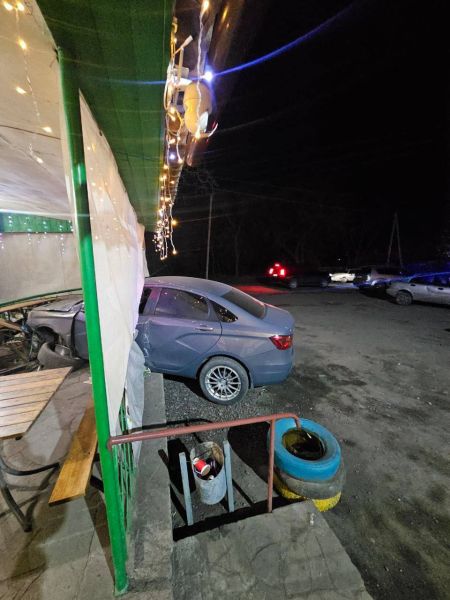 В одном из городов ЛНР авто влетело в летнюю площадку, пострадали четверо детей. Как наказали виновников ДТП?