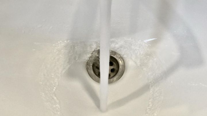Часть Луганска осталась без воды из-за повреждения водовода: когда ждать восстановления?