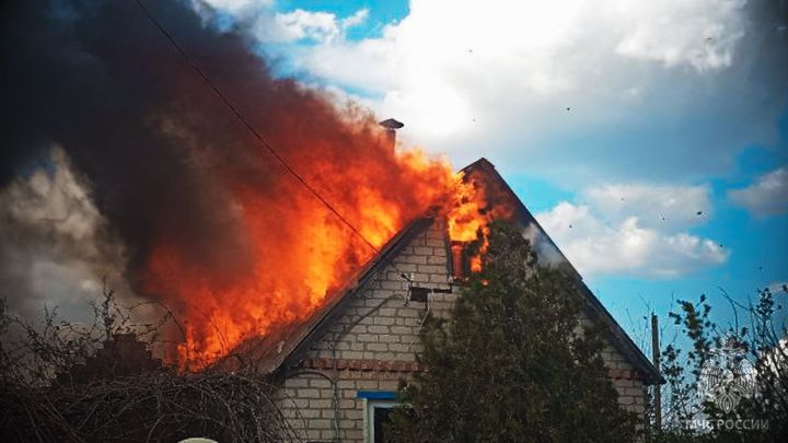 Из-за пожара один из домов в ЛНР едва не взлетел на воздух: там были газовые баллоны
