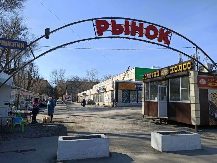 Проверки рынков продолжаются: в Луганске после после жалоб проинспектировали рынок «Таксопарк»