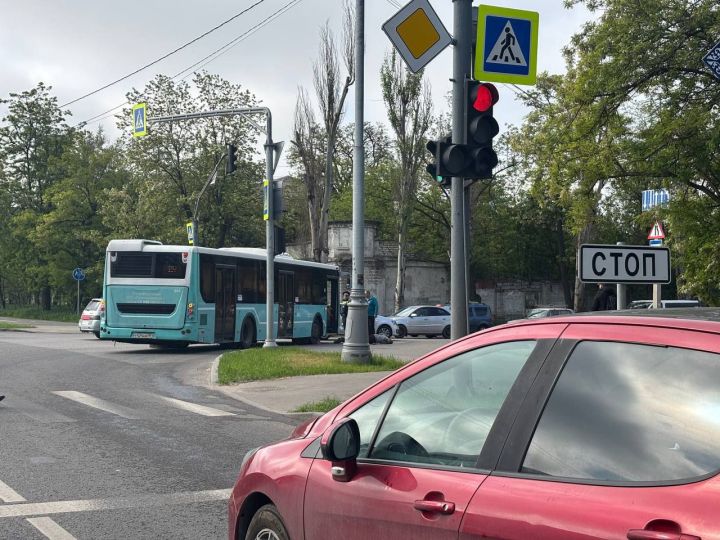 В Луганске самокатчик врезался в автобус