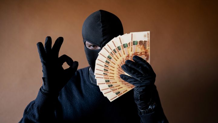 Работали в тандеме: «полицейский» и «сотрудник Росфинмониторинга» обманули жителя ЛНР на 4 млн руб.