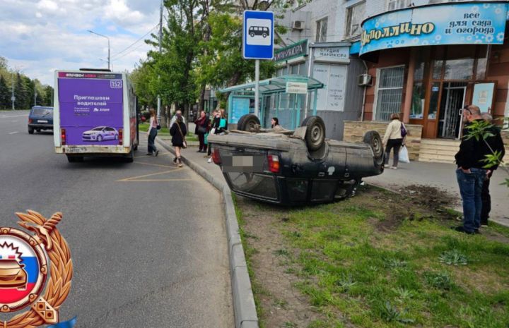 В центре Луганска авто «не вписалось» в поворот и перевернулось на крышу прямо у остановки
