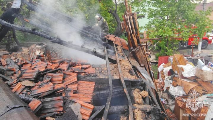 Из-за мусора сгорел дом и хозпостройки: в Стаханове на пожаре уничтожено почти всё имущество семьи